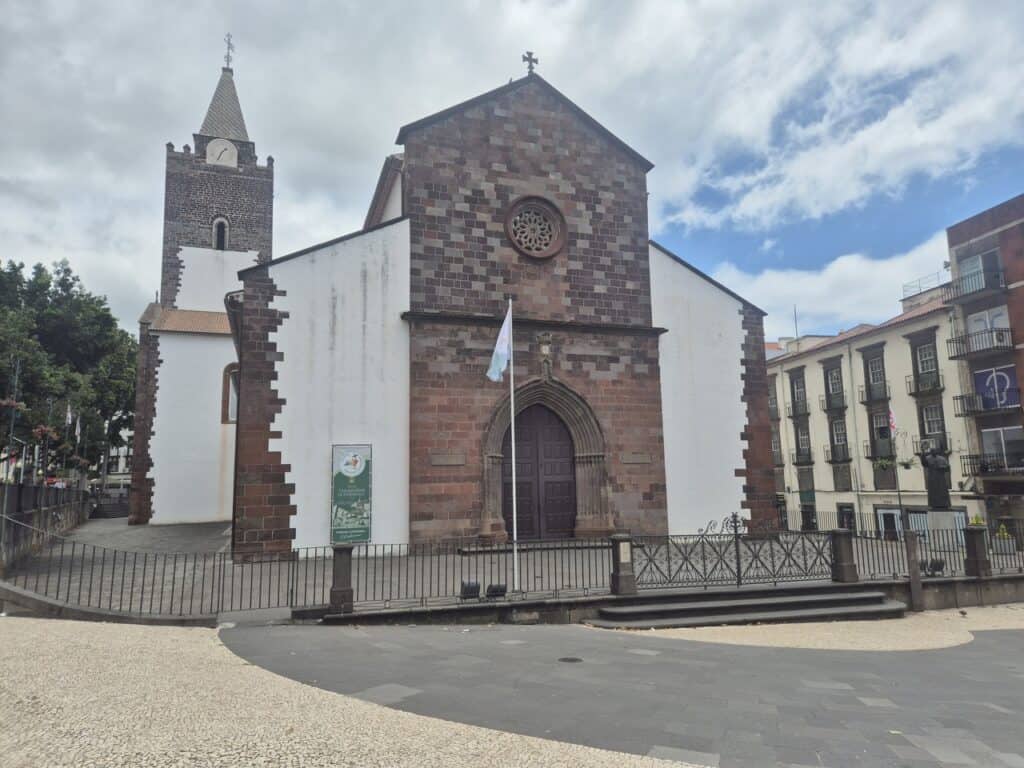 Voorzijde van de Sé Cathedral in Funchal, Madeira. Categorie Cultuur blogs