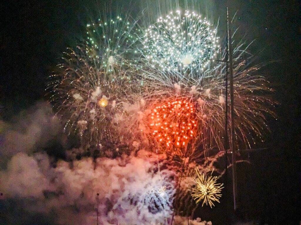 Vuurwerk boven de haven van Funchal tijdens het Atlantisch Festival op Madeira, juni 2025